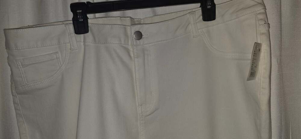Anko NWT Plus Size 20/24 White Mid Rise Skinny Everyday Stretch Capri Jeans - Picture 2 of 8
